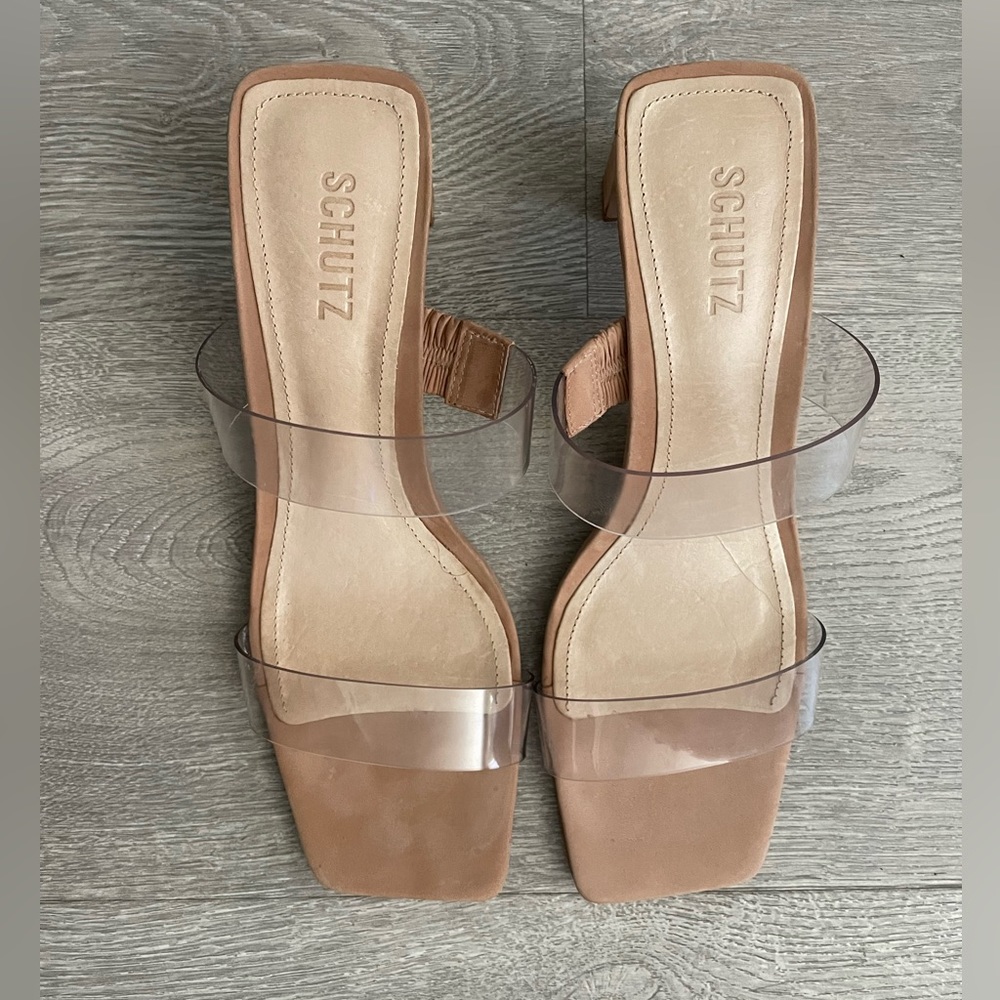 SCHUTZ - Taina Vinyl & Leather Sandal - 8.5 / HONEY BEIGE / VINYL/NUBUK/ CLEAR
